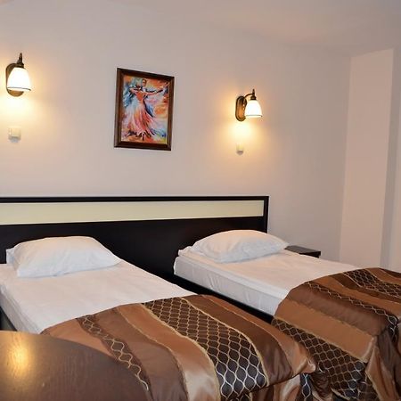 Vila Gardenia Hotel Oradea Ngoại thất bức ảnh